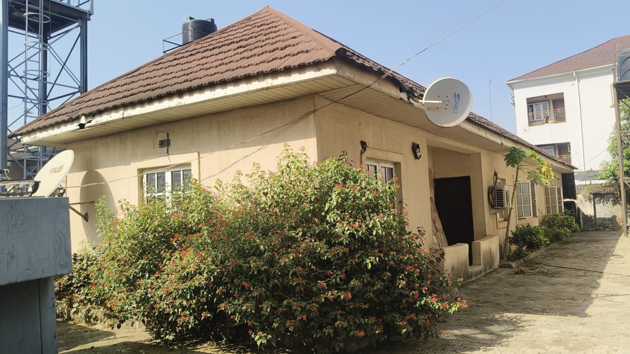 Single-storey Abuja house with a tiled roof and garden